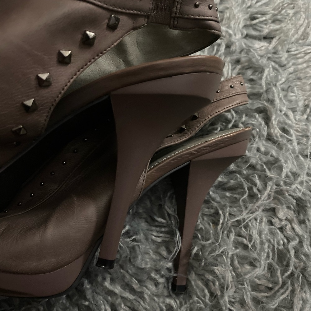 B Makowsky stilettos size 8 leather with studs HOT - Picture 6 of 9